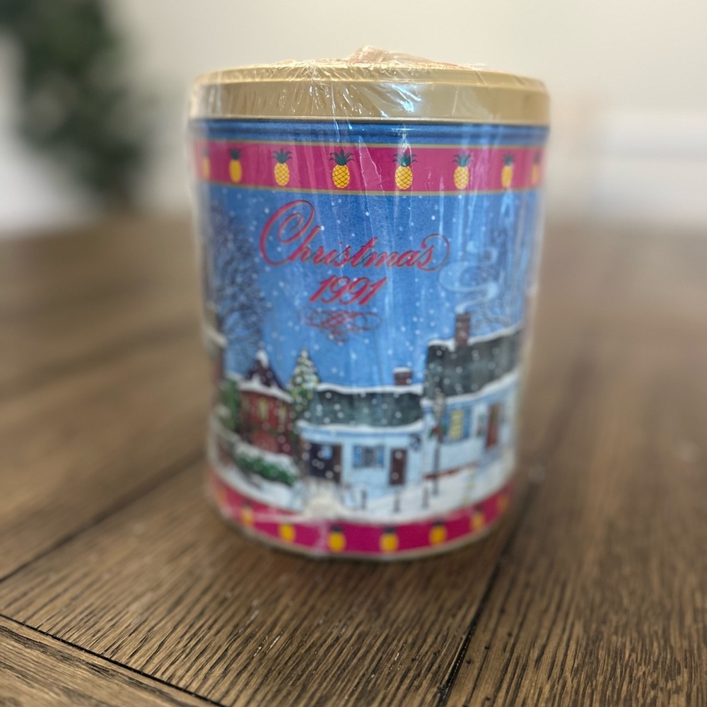 Snickers 1991 Vintage Collectible Christmas Tin Canister in original plastic